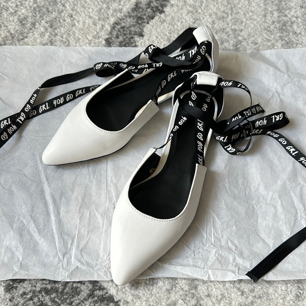 Flat Leather shoes with slogan print laces - Size 6